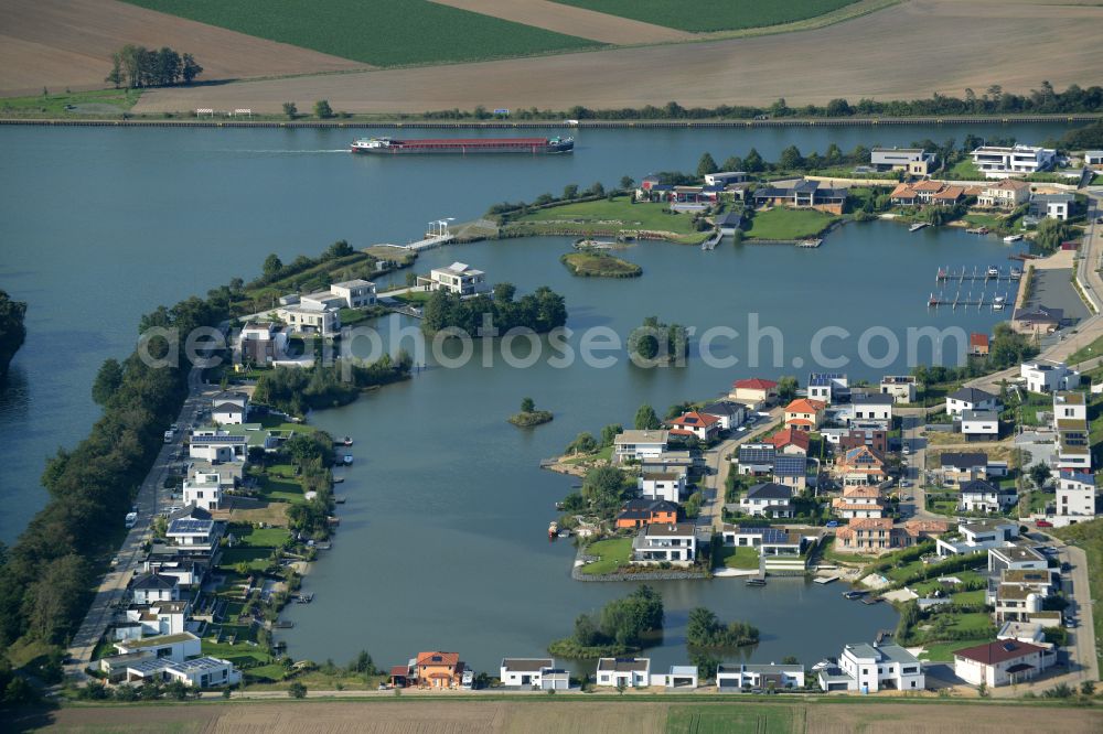 Wendeburg from above - Single-family residential area of settlement at the Marina Bortfeld harbor in Wendeburg in the state Lower Saxony