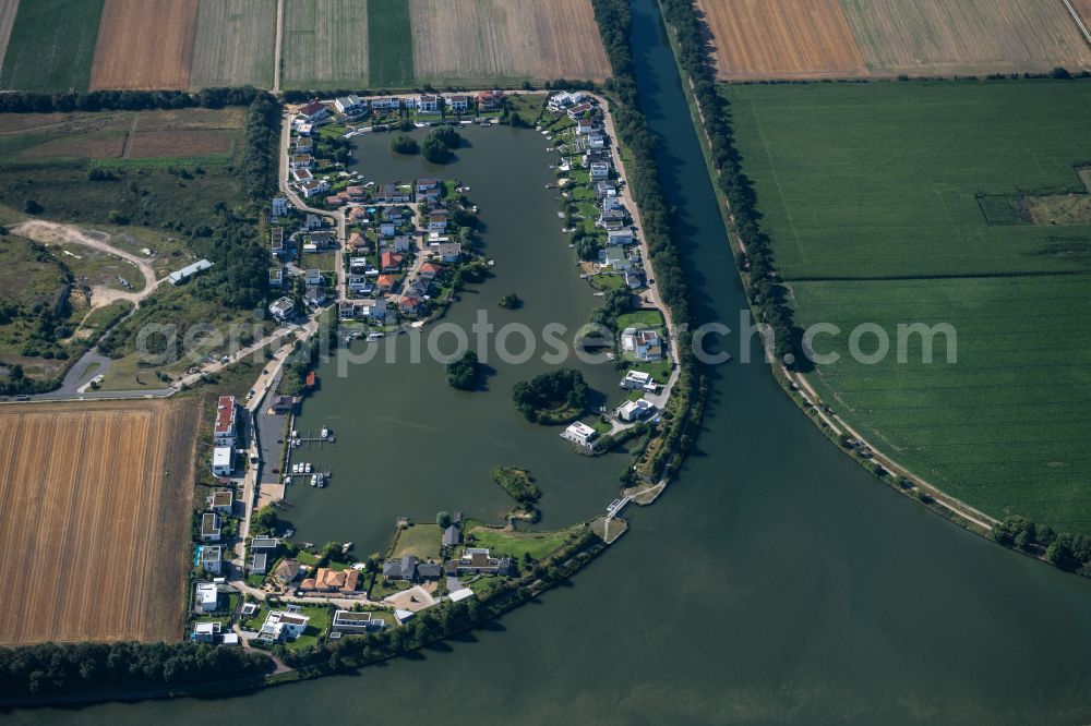 Wendeburg from above - Single-family residential area of settlement at the Marina Bortfeld harbor in Wendeburg in the state Lower Saxony