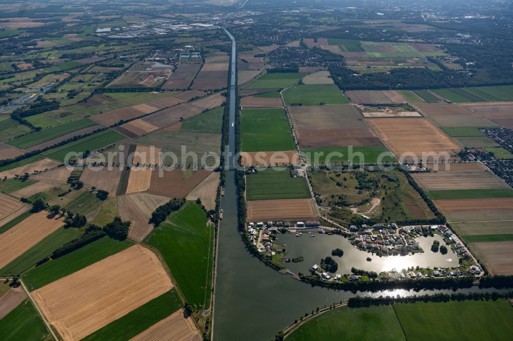 Wendeburg from the bird's eye view: Single-family residential area of settlement at the Marina Bortfeld harbor in Wendeburg in the state Lower Saxony