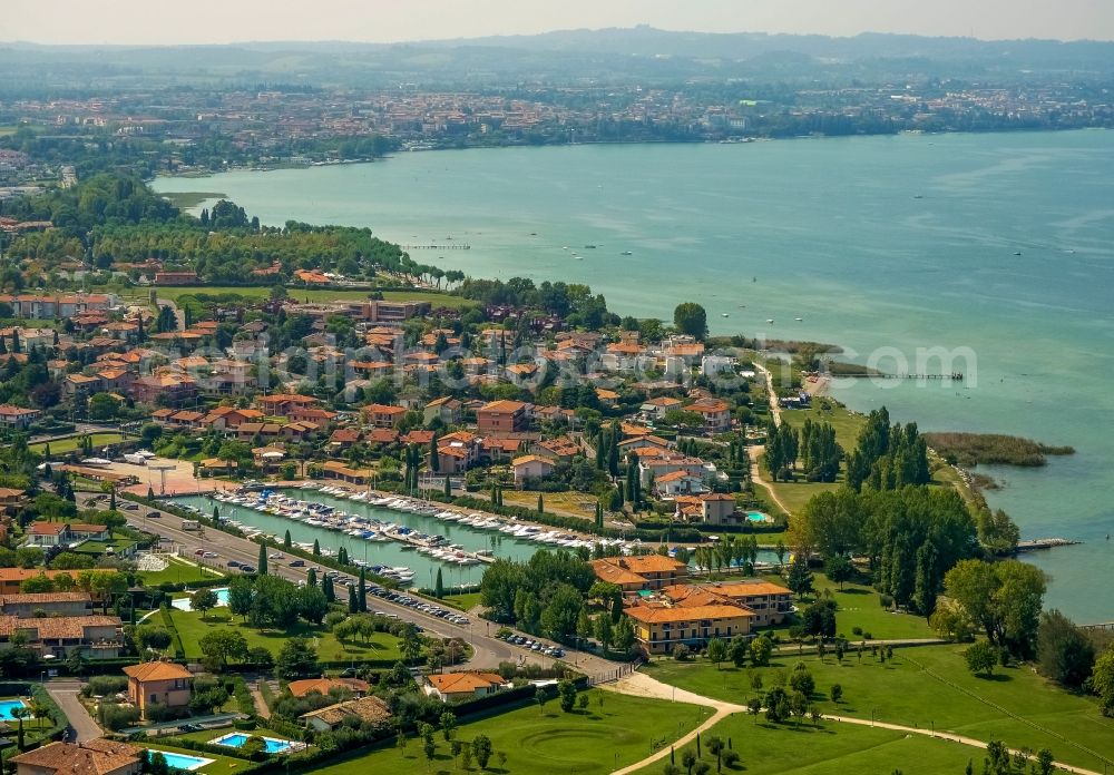 Aerial photograph Sirmione - Single-family residential area of settlement at the harbour on the headland at the garda sea in Sirmione - Colombarein Lombardia, Italy