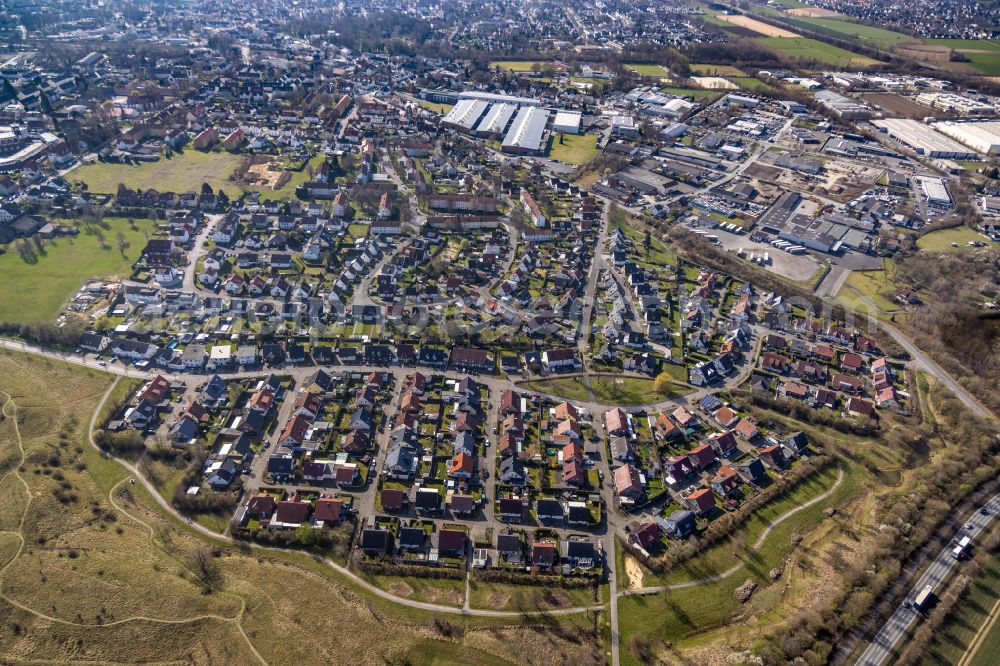 Werl from the bird's eye view: Single-family residential area of settlement on Hallenser Weg - Berliner Weg in Werl at Ruhrgebiet in the state North Rhine-Westphalia, Germany