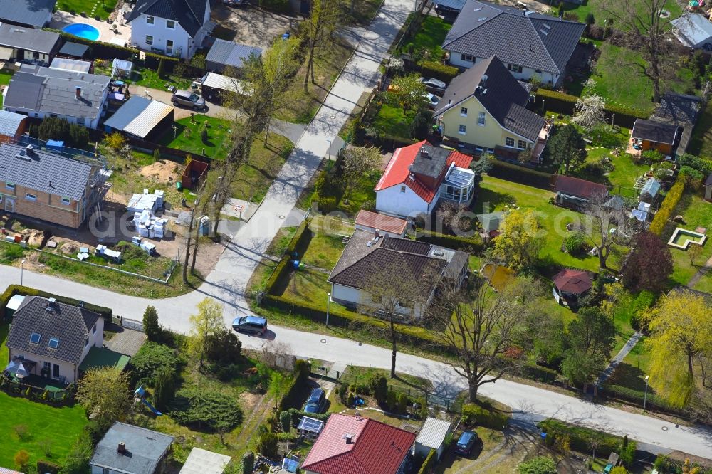 Fredersdorf-Vogelsdorf from the bird's eye view: Single-family residential area of settlement Heideweg - Friedrich-Ebert-Strasse in the district Vogelsdorf in Fredersdorf-Vogelsdorf in the state Brandenburg, Germany