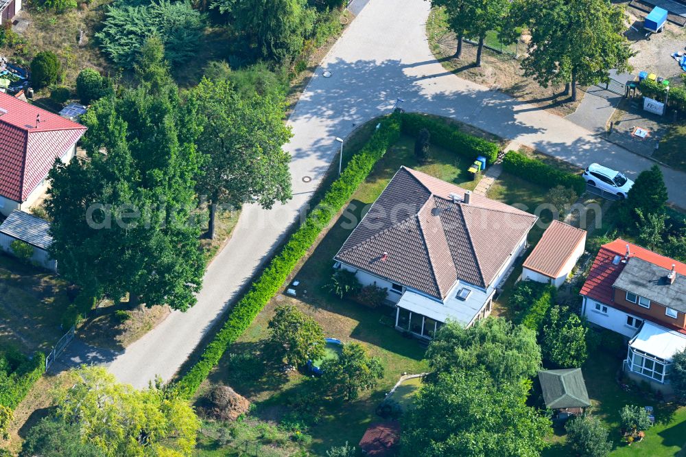 Fredersdorf-Vogelsdorf from the bird's eye view: Single-family residential area of settlement Heideweg - Friedrich-Ebert-Strasse in the district Vogelsdorf in Fredersdorf-Vogelsdorf in the state Brandenburg, Germany