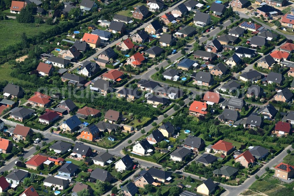 Aerial photograph Hoppegarten - Single-family residential area of settlement on Lausitzstrasse in Hoppegarten in the state Brandenburg