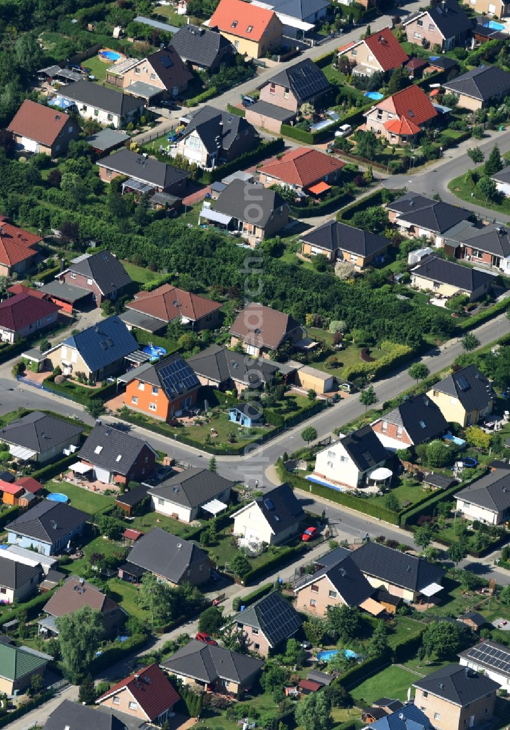 Hoppegarten from above - Single-family residential area of settlement on Lausitzstrasse in Hoppegarten in the state Brandenburg