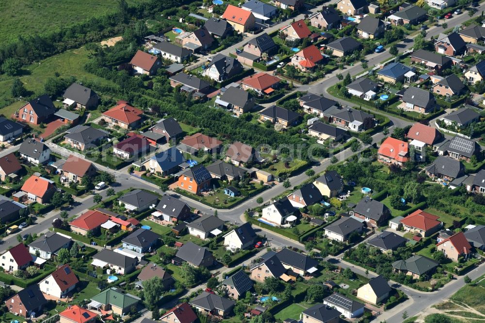 Hoppegarten from the bird's eye view: Single-family residential area of settlement on Lausitzstrasse in Hoppegarten in the state Brandenburg