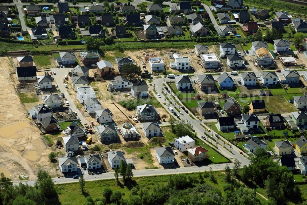 Berlin from the bird's eye view: Single-family residential area of settlement Kaulbachstrasse - Bisamstrasse - Waschbaerweg in the district Mahlsdorf in Berlin, Germany