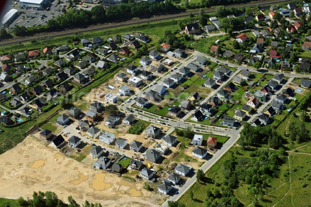 Berlin from the bird's eye view: Single-family residential area of settlement Kaulbachstrasse - Bisamstrasse - Waschbaerweg in the district Mahlsdorf in Berlin, Germany