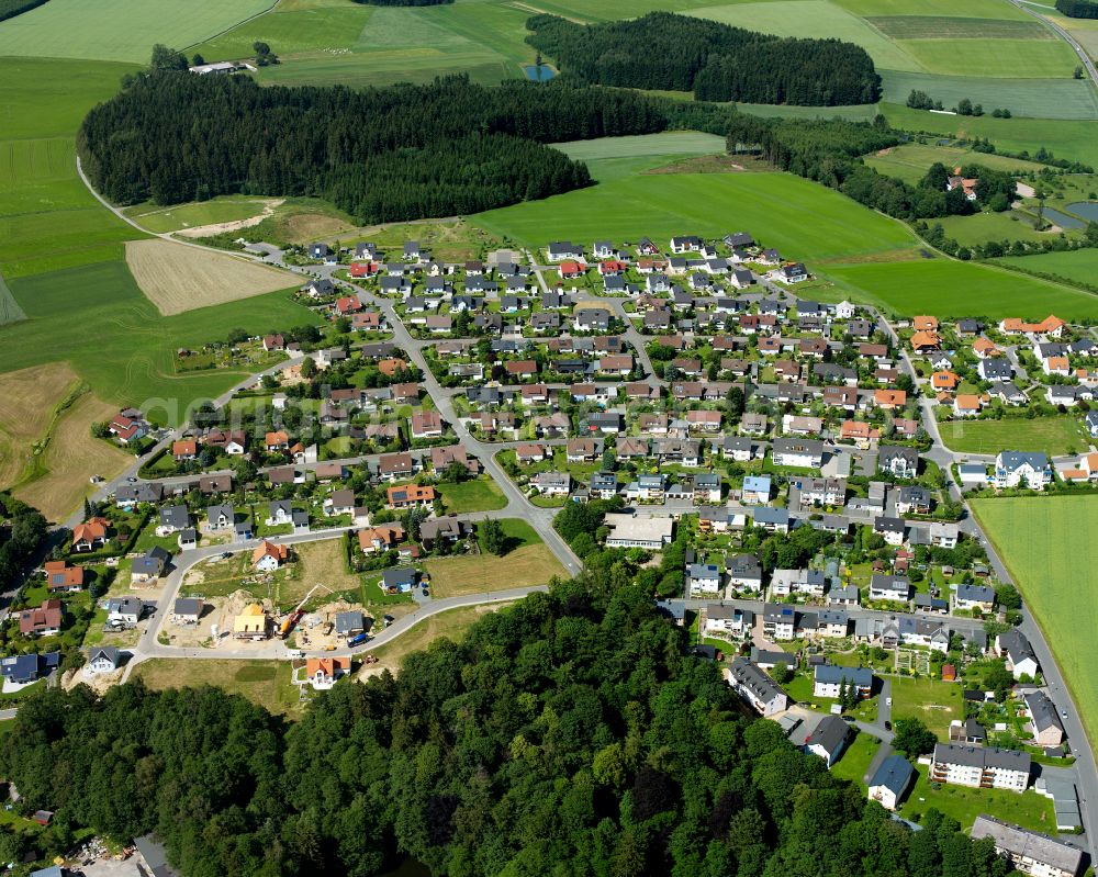 Konradsreuth from the bird's eye view: Single-family residential area of settlement on street Dietrich-Bonhoeffer-Strasse in Konradsreuth in the state Bavaria, Germany