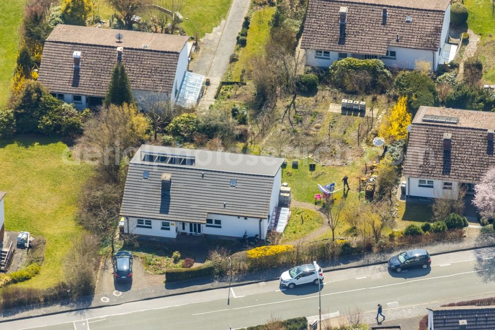 Meschede from the bird's eye view: Single-family residential area of settlement on Lanfertsweg in Meschede in the state North Rhine-Westphalia, Germany