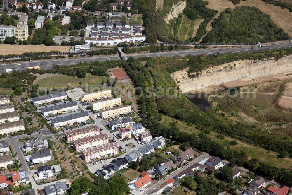 Mainz from the bird's eye view: Single-family residential area of settlement in Mainz in the state Rhineland-Palatinate. It lies directly at the edge of a former quarry