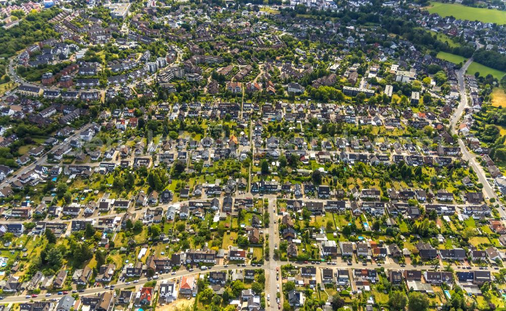 Mülheim an der Ruhr from the bird's eye view: Single-family residential area of settlement in Muelheim on the Ruhr at Ruhrgebiet in the state North Rhine-Westphalia, Germany