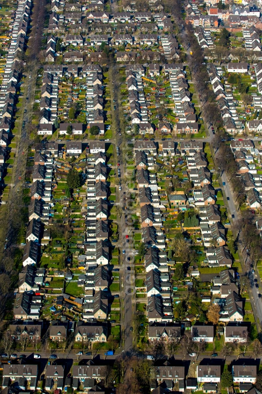 Aerial photograph Moers - Single-family residential area of settlement Eupener and Marienburger Strasse in Moers in the state North Rhine-Westphalia