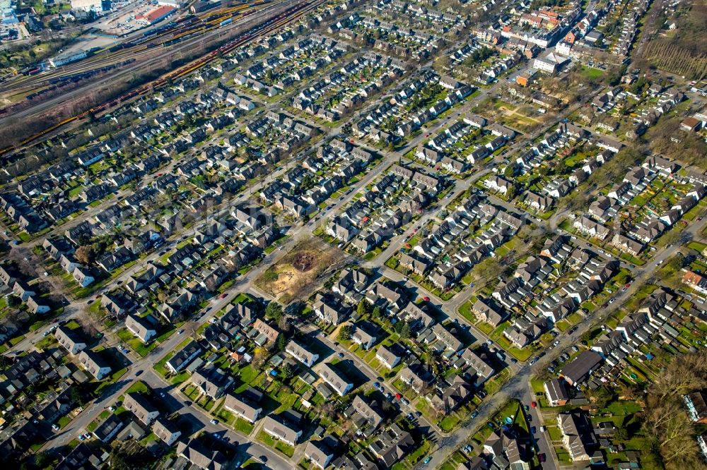 Moers from the bird's eye view: Single-family residential area of settlement Eupener and Marienburger Strasse in Moers in the state North Rhine-Westphalia