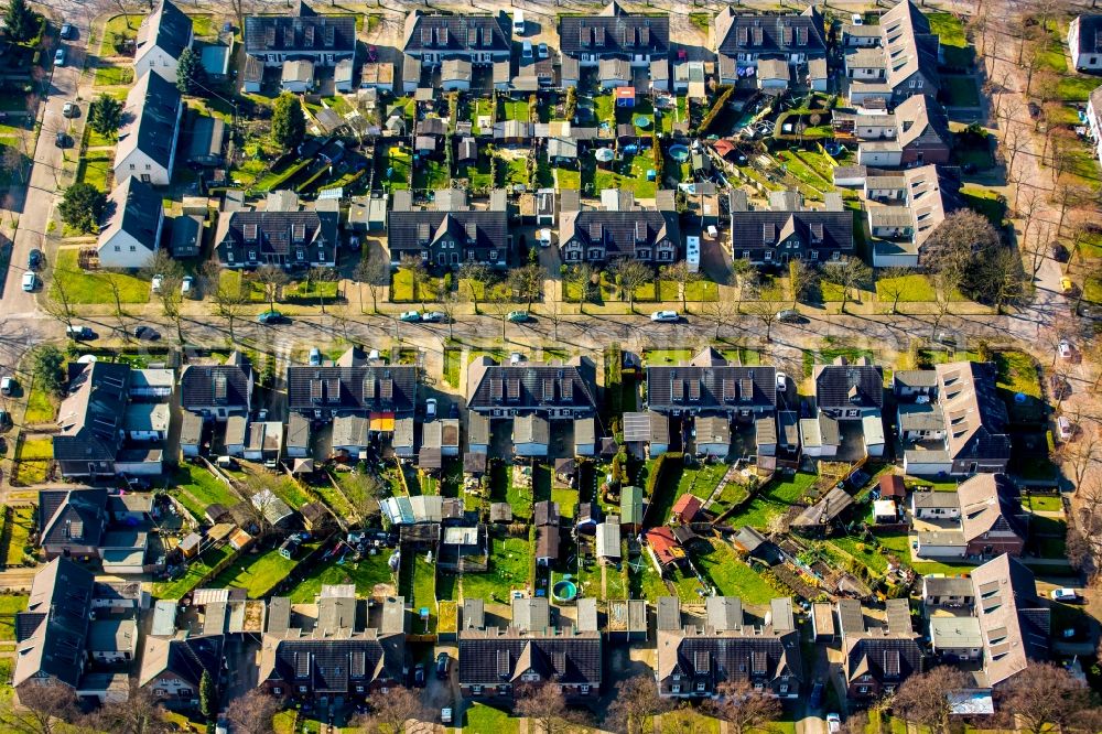 Aerial photograph Moers - Single-family residential area of settlement Eupener and Marienburger Strasse in Moers in the state North Rhine-Westphalia