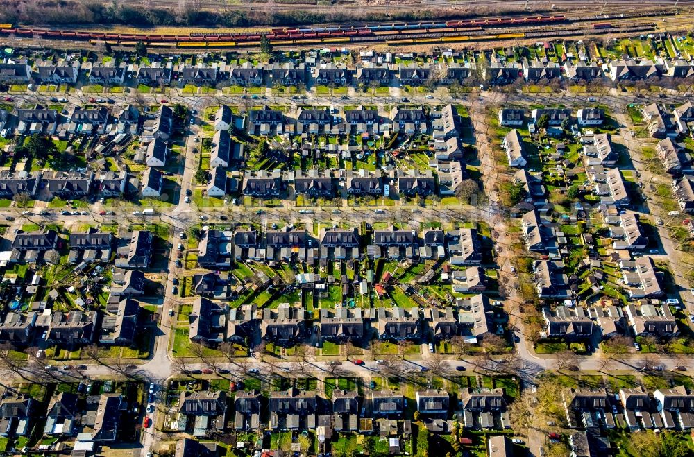 Moers from above - Single-family residential area of settlement Eupener and Marienburger Strasse in Moers in the state North Rhine-Westphalia