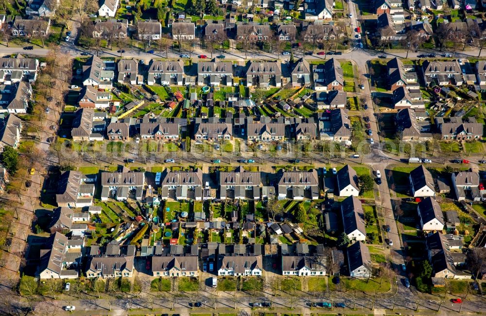 Moers from above - Single-family residential area of settlement Eupener and Marienburger Strasse in Moers in the state North Rhine-Westphalia