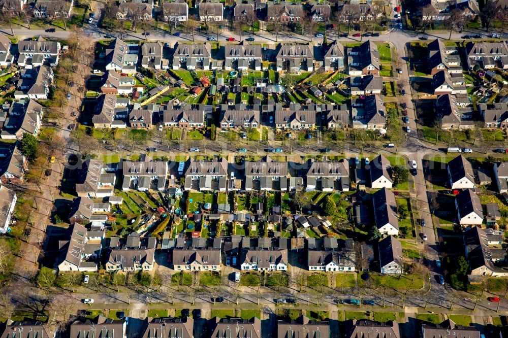 Aerial image Moers - Single-family residential area of settlement Eupener and Marienburger Strasse in Moers in the state North Rhine-Westphalia