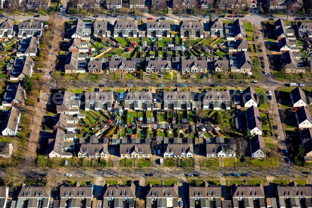 Aerial photograph Moers - Single-family residential area of settlement Eupener and Marienburger Strasse in Moers in the state North Rhine-Westphalia