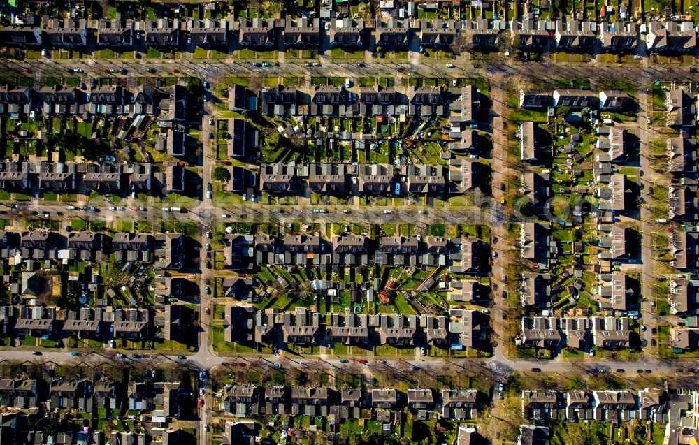 Moers from the bird's eye view: Single-family residential area of settlement Eupener and Marienburger Strasse in Moers in the state North Rhine-Westphalia