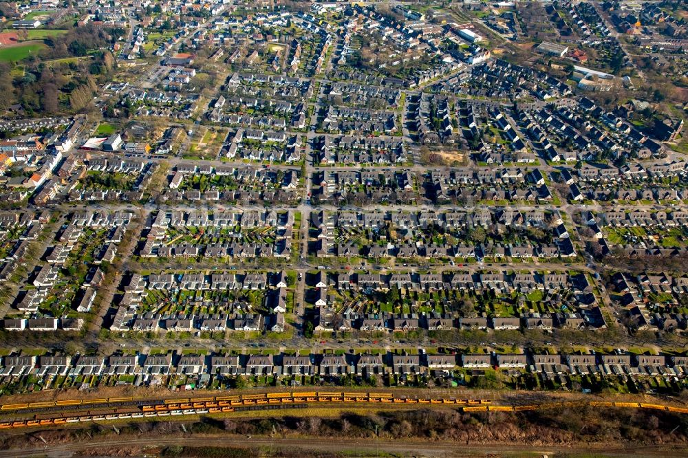 Aerial image Moers - Single-family residential area of settlement Eupener and Marienburger Strasse in Moers in the state North Rhine-Westphalia