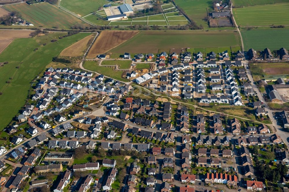 Aerial photograph Moers - Single-family residential area of settlement Eupener and Marienburger Strasse in Moers in the state North Rhine-Westphalia