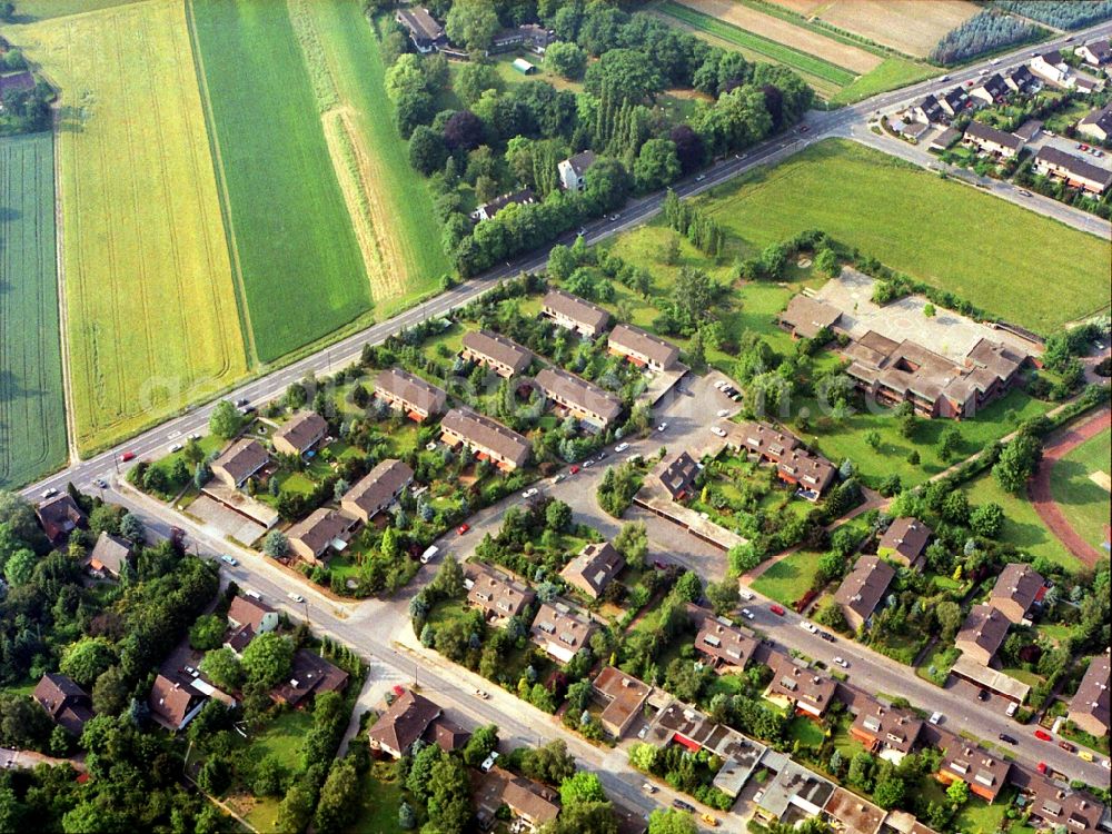 Aerial image Krefeld - Single-family residential area of settlement Moerser Landstrasse in the district Traar in Krefeld in the state North Rhine-Westphalia