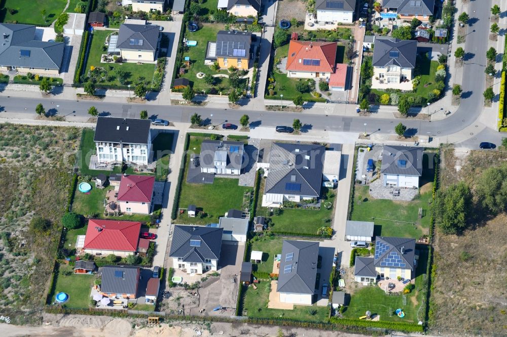 Berlin from above - Single-family residential area of settlement on Mohrenfalterweg on area Schmetterlingswiesen in the district Biesdorf in Berlin, Germany