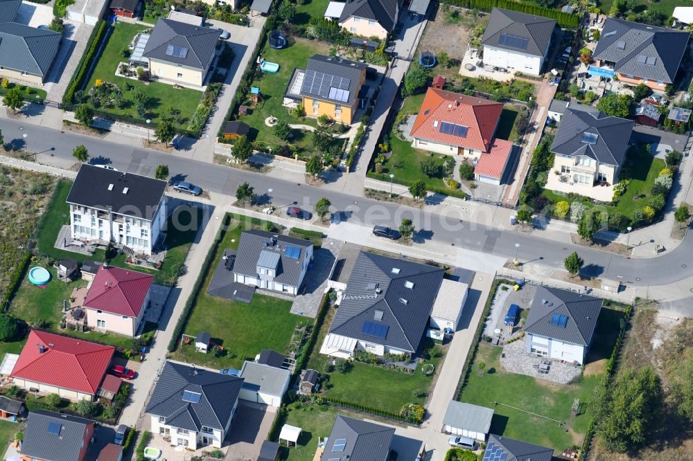 Aerial image Berlin - Single-family residential area of settlement on Mohrenfalterweg on area Schmetterlingswiesen in the district Biesdorf in Berlin, Germany