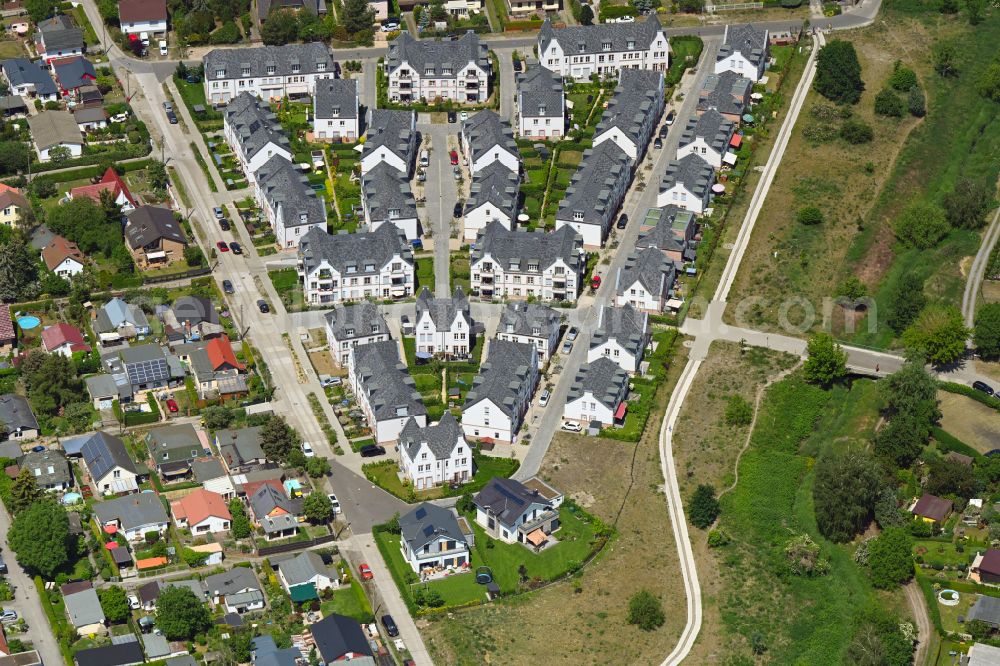 Berlin from above - Residential area of detached housing estate Moewenweg - Gruene Aue in the district Biesdorf in Berlin, Germany