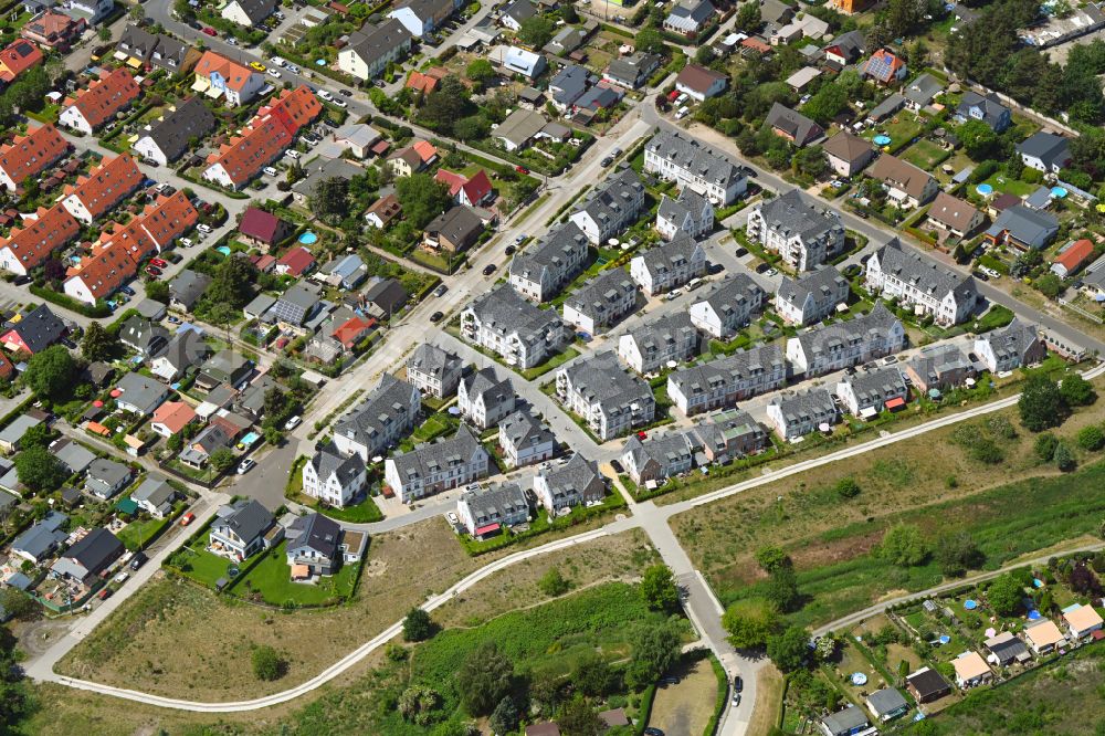 Berlin from above - Residential area of detached housing estate Moewenweg - Gruene Aue in the district Biesdorf in Berlin, Germany