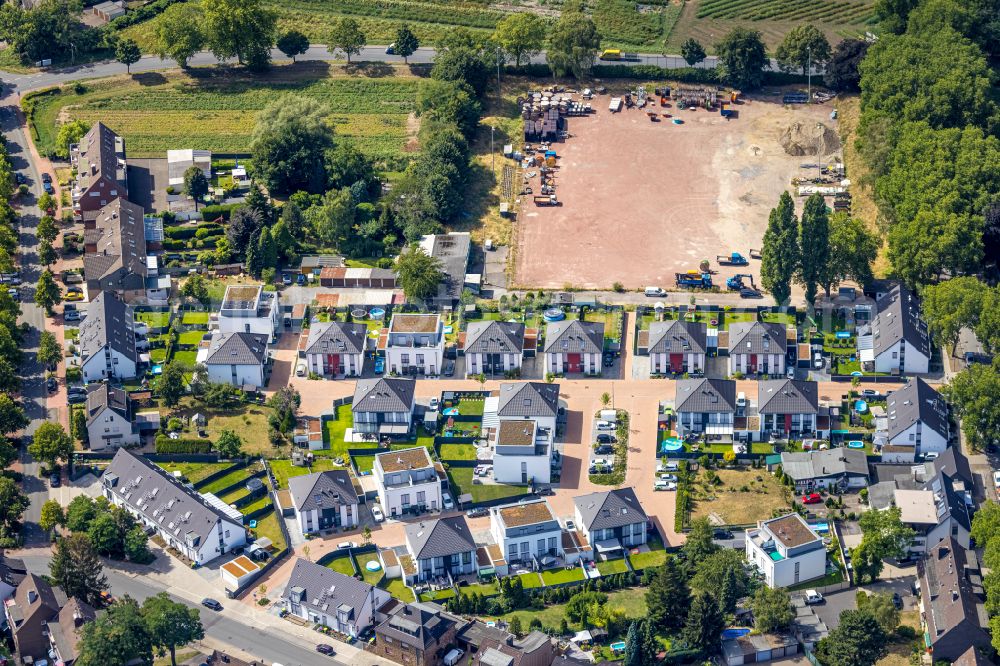 Aerial photograph Oberhausen - Single-family residential area of settlement on street Schwarze-Heide-Weg in Oberhausen at Ruhrgebiet in the state North Rhine-Westphalia, Germany