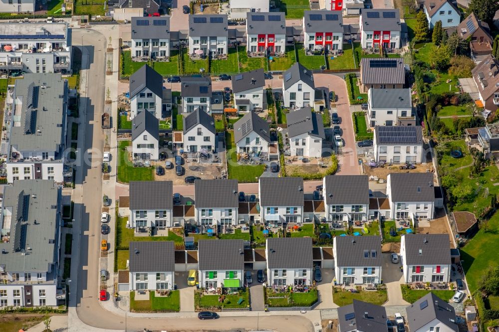 Essen from the bird's eye view: Single-family residential area of settlement on Mariannenbahn - Wilhelm-Vogelsang-Weg in the district Horst in Essen in the state North Rhine-Westphalia, Germany