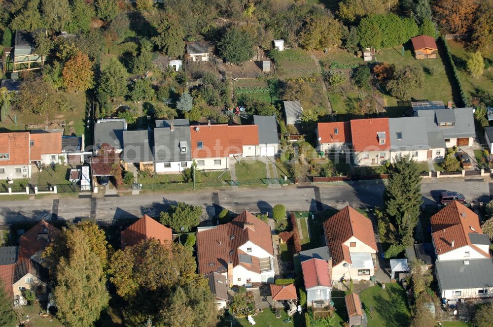 Berlin from above - Single-family residential area of settlement on Siedlungsring, Bucher Chaussee, Erekweg, Swantewitstrasse, Zum Kappgraben, Lanzelotstrasse in the district Karow in Berlin, Germany