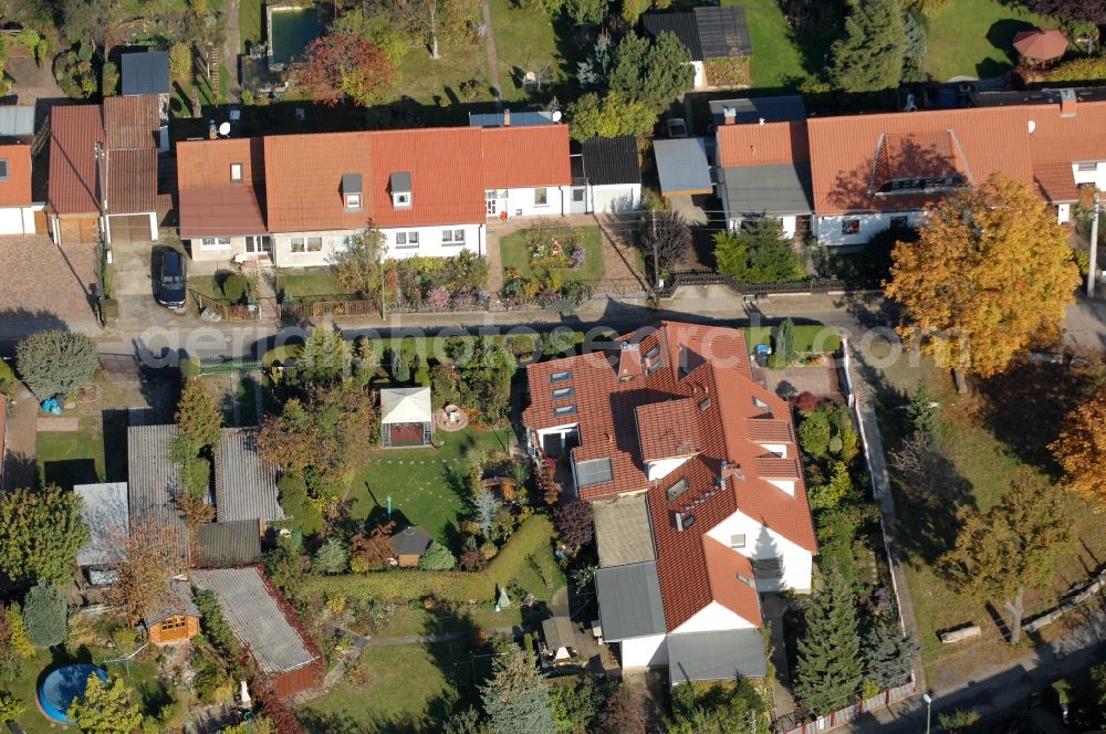 Berlin from the bird's eye view: Single-family residential area of settlement on Siedlungsring, Bucher Chaussee, Erekweg, Swantewitstrasse, Zum Kappgraben, Lanzelotstrasse in the district Karow in Berlin, Germany