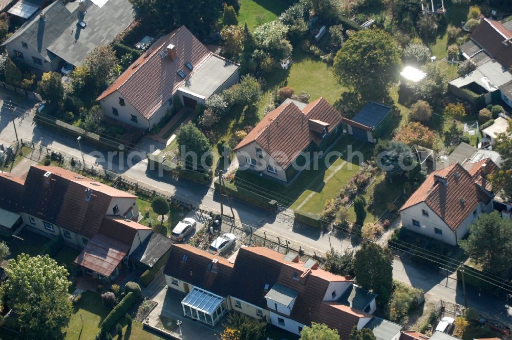 Berlin from above - Single-family residential area of settlement on Siedlungsring, Bucher Chaussee, Erekweg, Swantewitstrasse, Zum Kappgraben, Lanzelotstrasse in the district Karow in Berlin, Germany