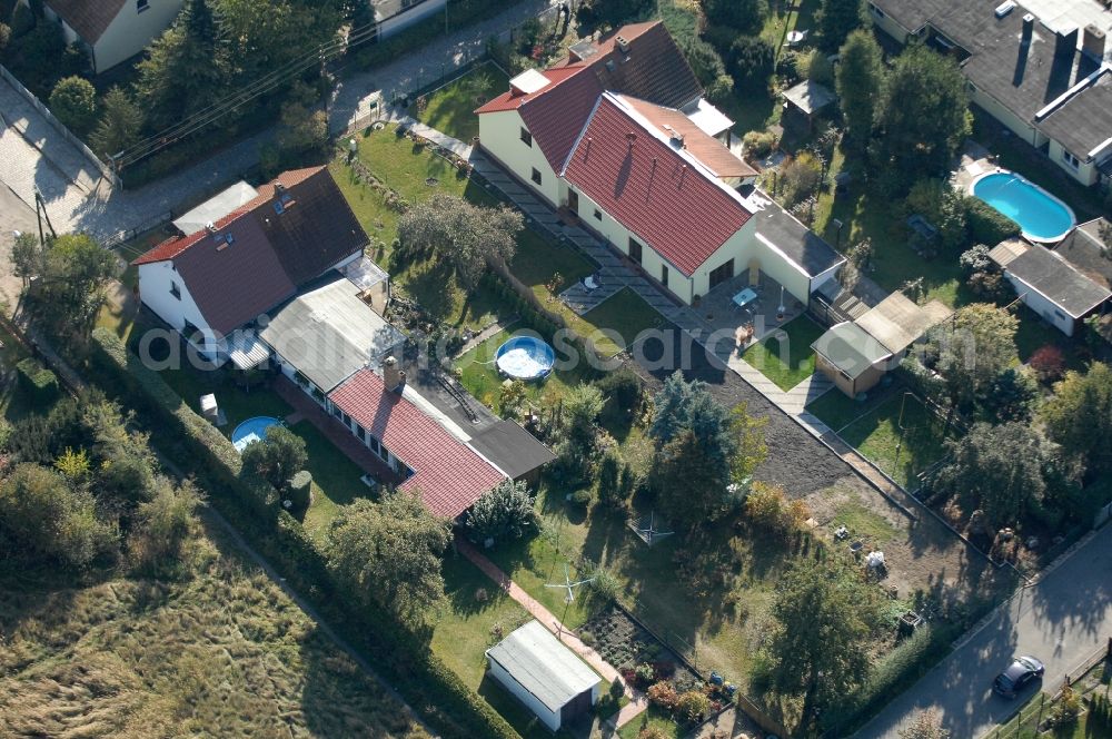 Aerial image Berlin - Single-family residential area of settlement on Siedlungsring, Bucher Chaussee, Erekweg, Swantewitstrasse, Zum Kappgraben, Lanzelotstrasse in the district Karow in Berlin, Germany