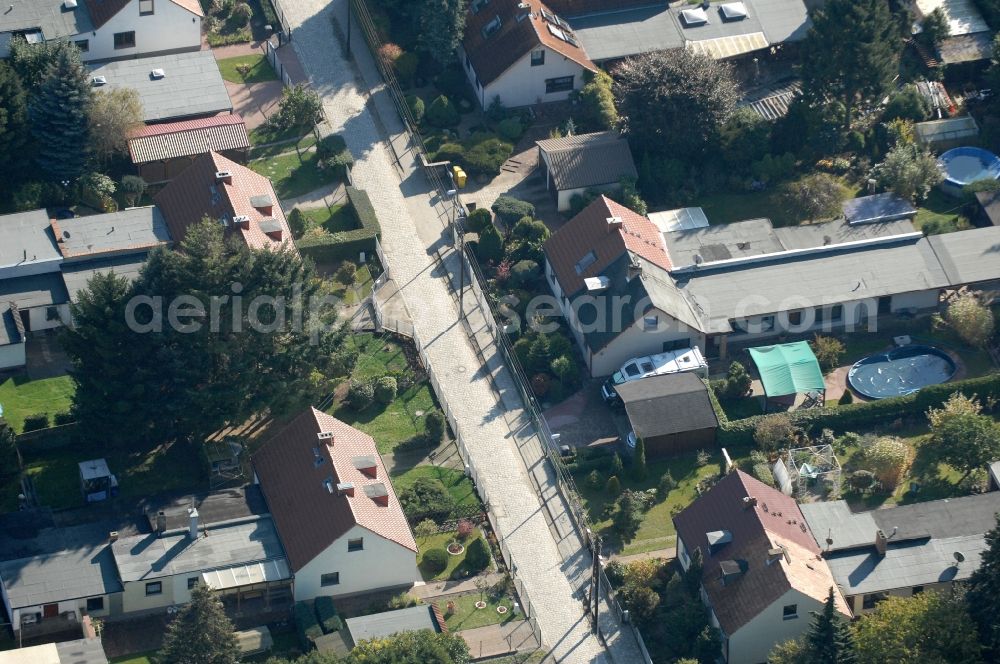 Berlin from above - Single-family residential area of settlement on Siedlungsring, Bucher Chaussee, Erekweg, Swantewitstrasse, Zum Kappgraben, Lanzelotstrasse in the district Karow in Berlin, Germany