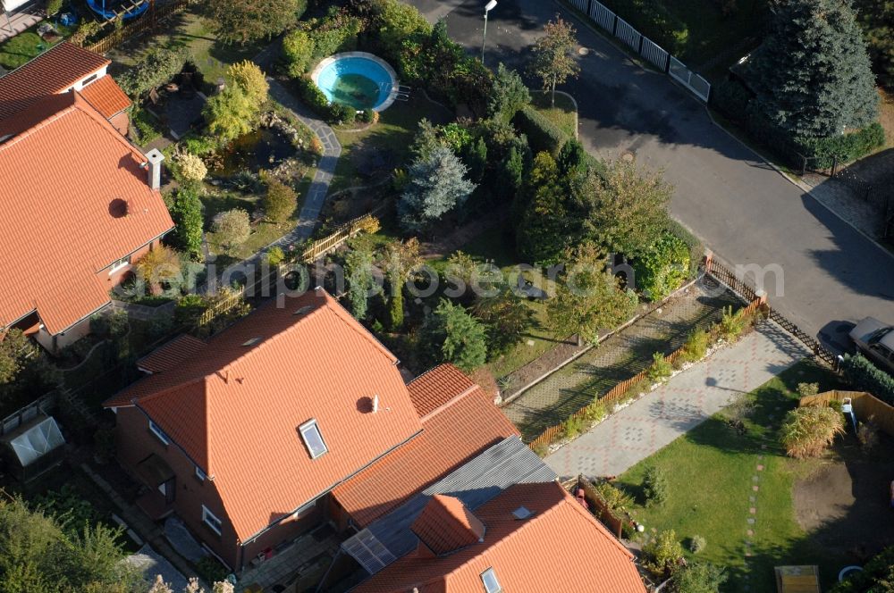 Berlin from above - Single-family residential area of settlement on Siedlungsring, Bucher Chaussee, Erekweg, Swantewitstrasse, Zum Kappgraben, Lanzelotstrasse in the district Karow in Berlin, Germany