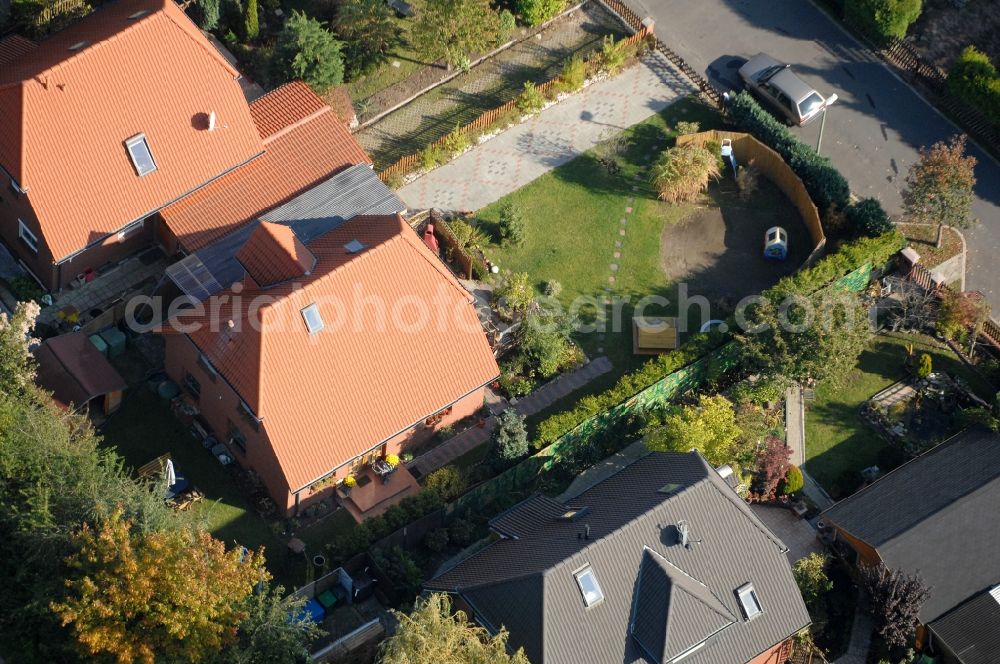 Berlin from the bird's eye view: Single-family residential area of settlement on Siedlungsring, Bucher Chaussee, Erekweg, Swantewitstrasse, Zum Kappgraben, Lanzelotstrasse in the district Karow in Berlin, Germany