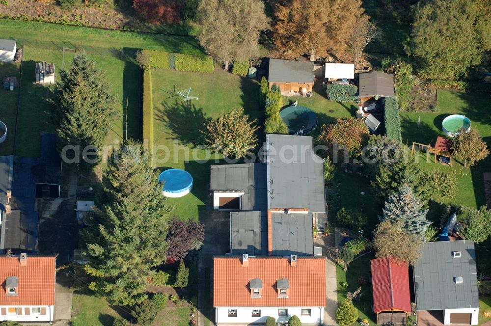 Berlin from the bird's eye view: Single-family residential area of settlement on Siedlungsring, Bucher Chaussee, Erekweg, Swantewitstrasse, Zum Kappgraben, Lanzelotstrasse in the district Karow in Berlin, Germany