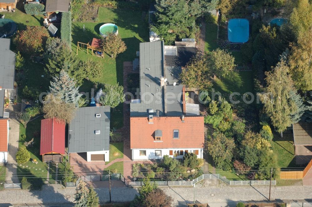 Aerial image Berlin - Single-family residential area of settlement on Siedlungsring, Bucher Chaussee, Erekweg, Swantewitstrasse, Zum Kappgraben, Lanzelotstrasse in the district Karow in Berlin, Germany