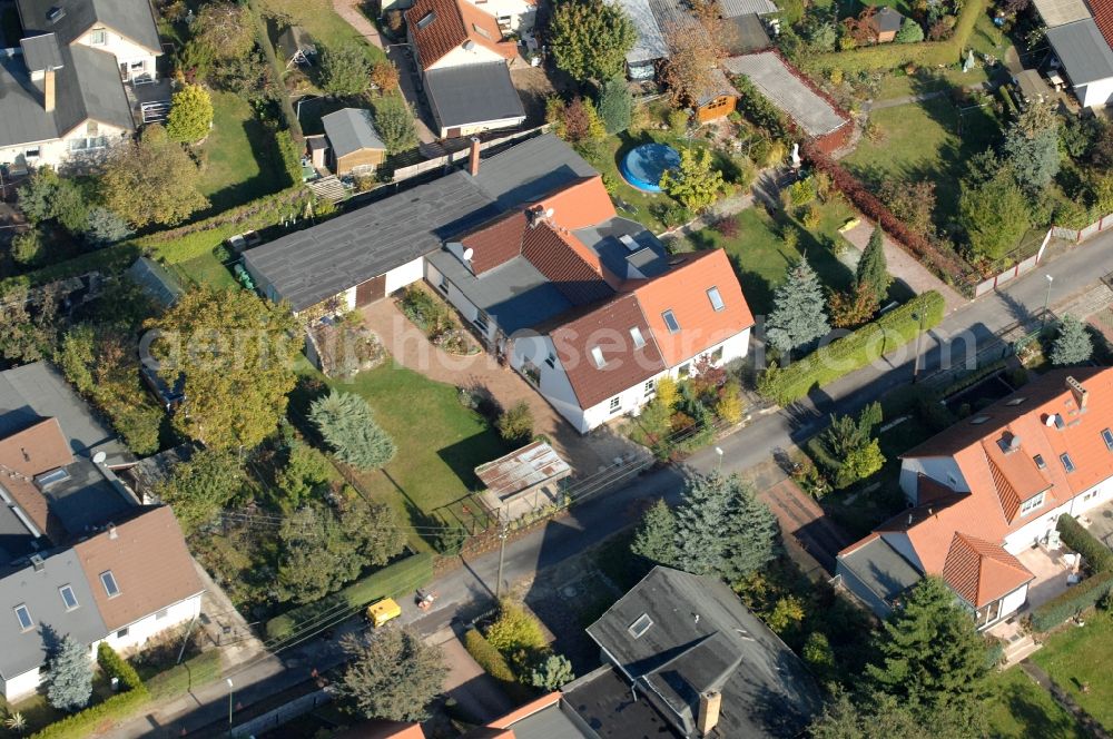 Berlin from above - Single-family residential area of settlement on Siedlungsring, Bucher Chaussee, Erekweg, Swantewitstrasse, Zum Kappgraben, Lanzelotstrasse in the district Karow in Berlin, Germany