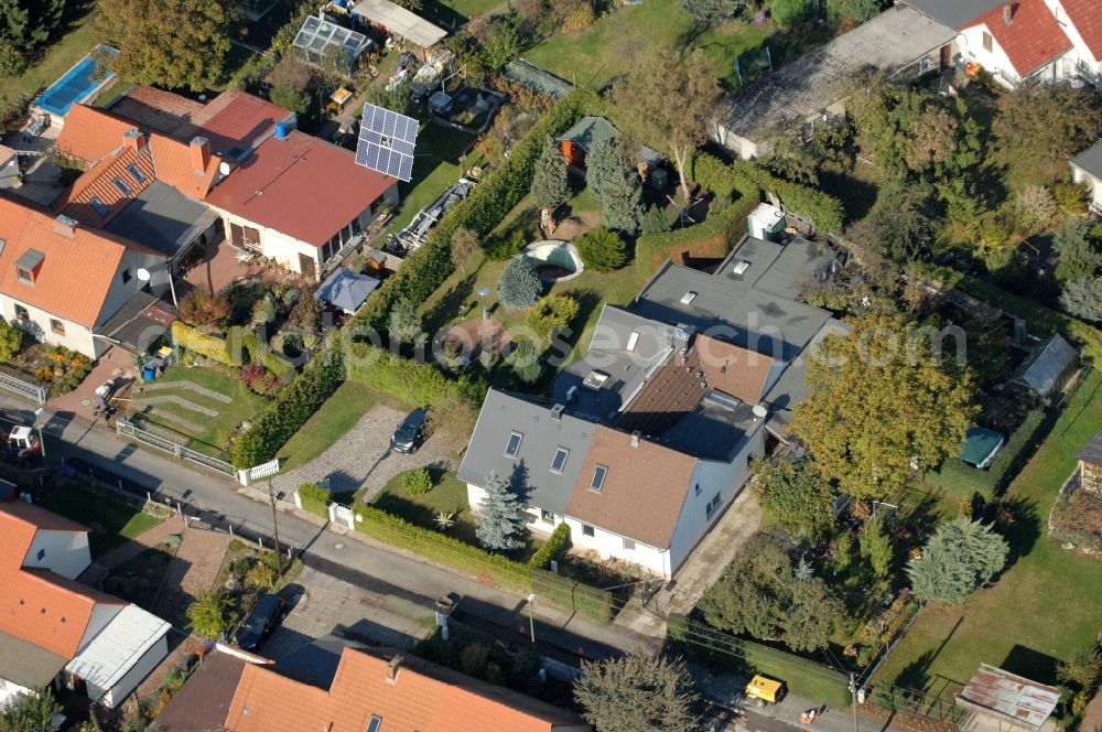 Berlin from above - Single-family residential area of settlement on Siedlungsring, Bucher Chaussee, Erekweg, Swantewitstrasse, Zum Kappgraben, Lanzelotstrasse in the district Karow in Berlin, Germany