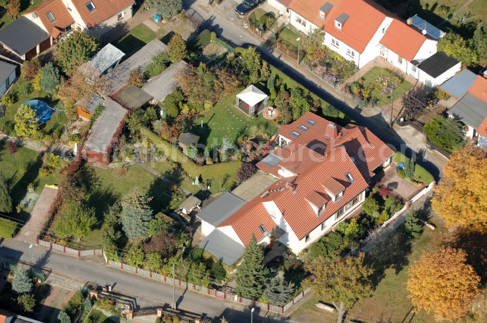 Aerial image Berlin - Single-family residential area of settlement on Siedlungsring, Bucher Chaussee, Erekweg, Swantewitstrasse, Zum Kappgraben, Lanzelotstrasse in the district Karow in Berlin, Germany