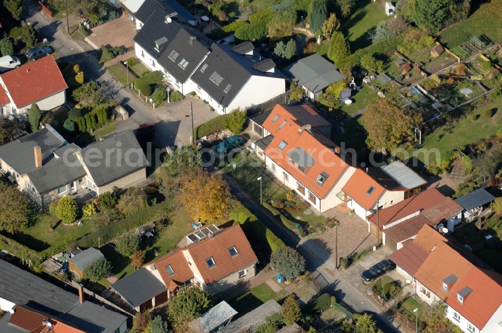 Berlin from above - Single-family residential area of settlement on Siedlungsring, Bucher Chaussee, Erekweg, Swantewitstrasse, Zum Kappgraben, Lanzelotstrasse in the district Karow in Berlin, Germany