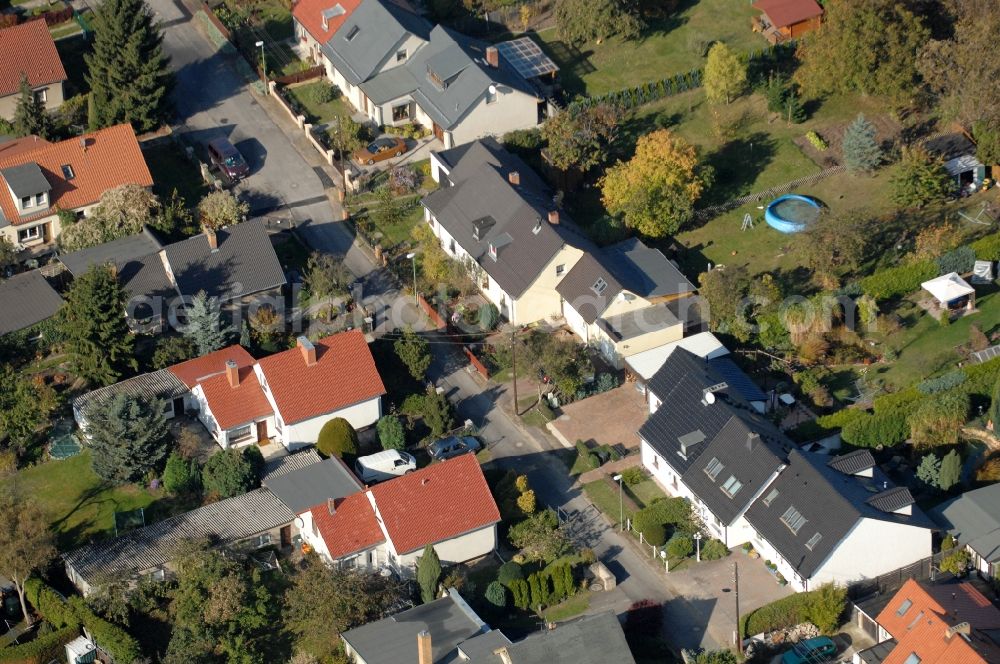 Berlin from the bird's eye view: Single-family residential area of settlement on Siedlungsring, Bucher Chaussee, Erekweg, Swantewitstrasse, Zum Kappgraben, Lanzelotstrasse in the district Karow in Berlin, Germany