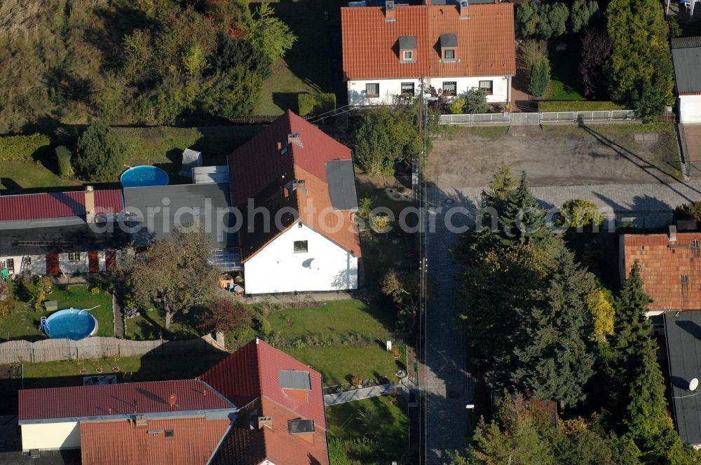 Aerial image Berlin - Single-family residential area of settlement on Siedlungsring, Bucher Chaussee, Erekweg, Swantewitstrasse, Zum Kappgraben, Lanzelotstrasse in the district Karow in Berlin, Germany