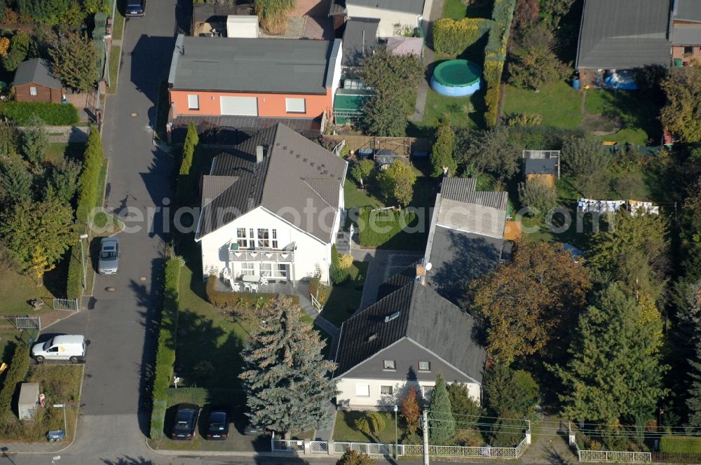 Berlin from above - Single-family residential area of settlement on Siedlungsring, Bucher Chaussee, Erekweg, Swantewitstrasse, Zum Kappgraben, Lanzelotstrasse in the district Karow in Berlin, Germany