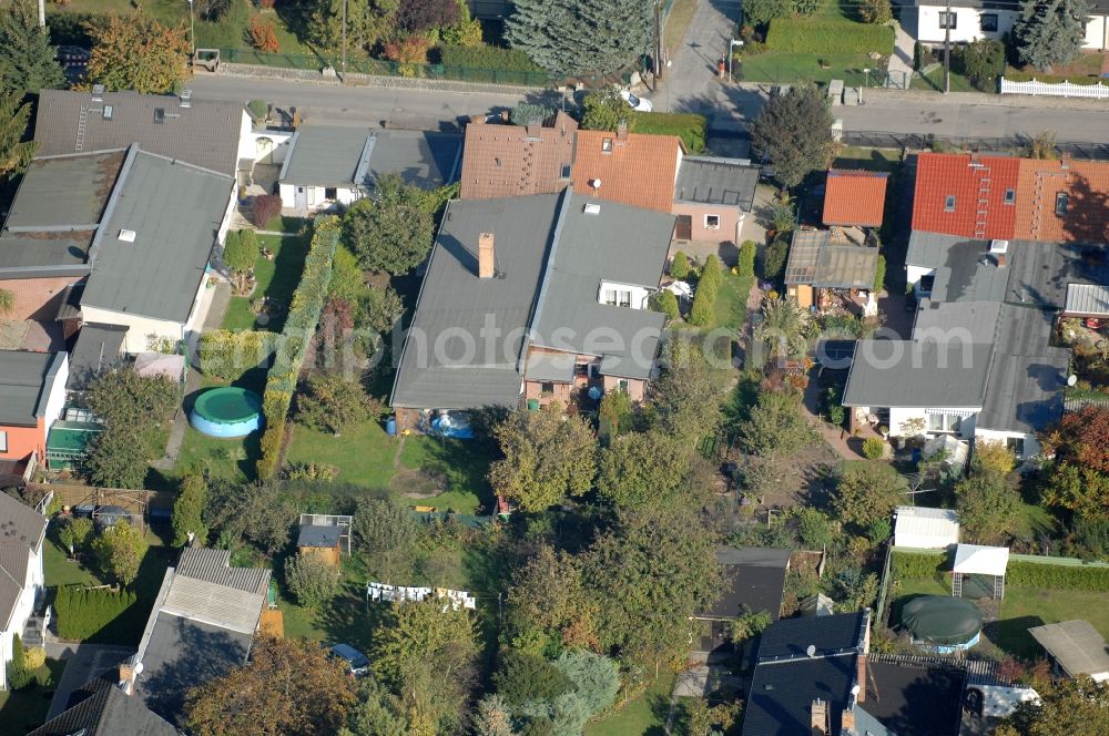 Berlin from the bird's eye view: Single-family residential area of settlement on Siedlungsring, Bucher Chaussee, Erekweg, Swantewitstrasse, Zum Kappgraben, Lanzelotstrasse in the district Karow in Berlin, Germany